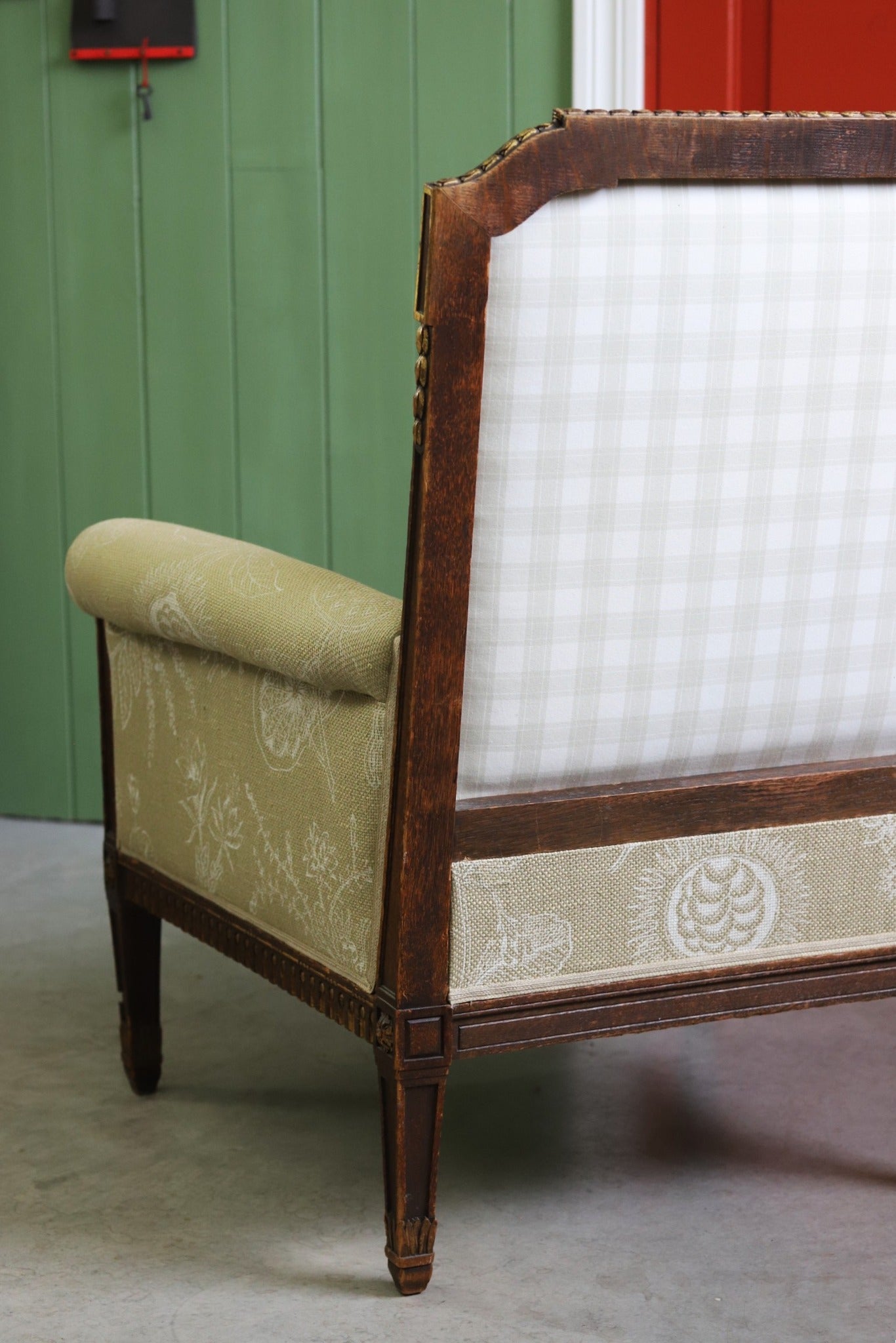 Kuldsete ornamentidega tugitool