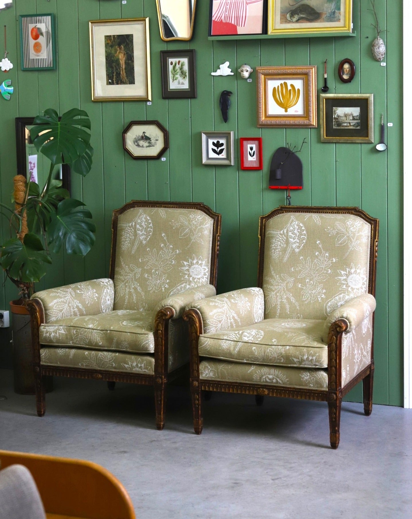 Kuldsete ornamentidega tugitool