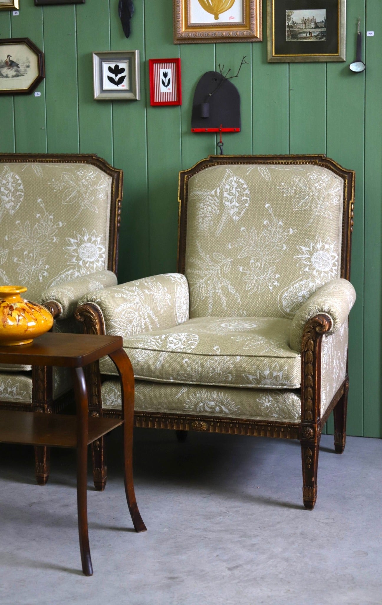 Kuldsete ornamentidega tugitool