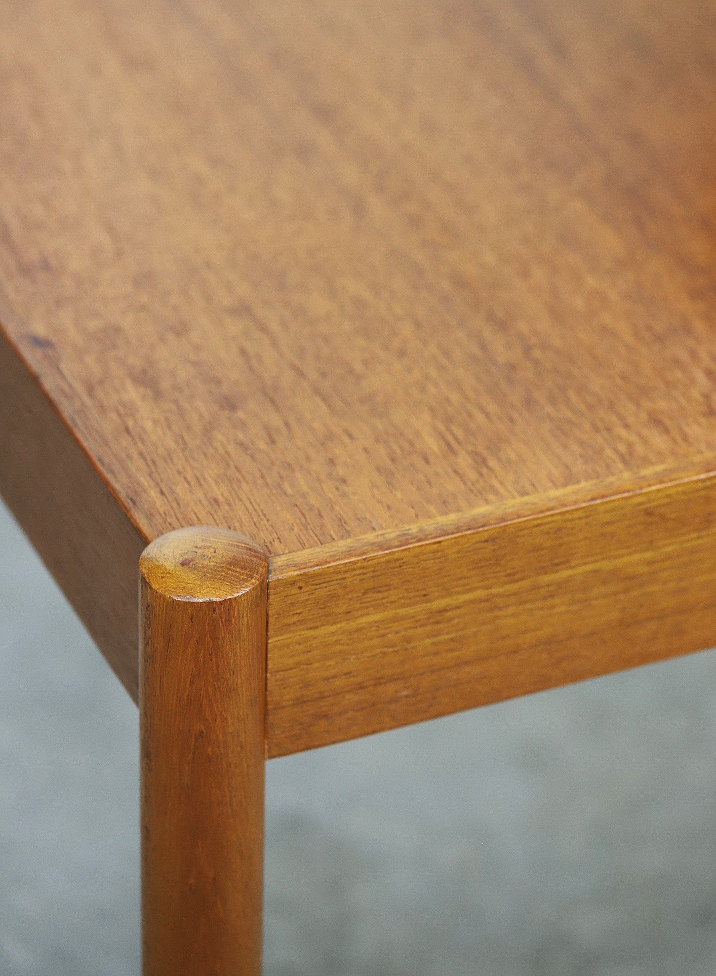 1960-ndate tiigipuust kohvilaud