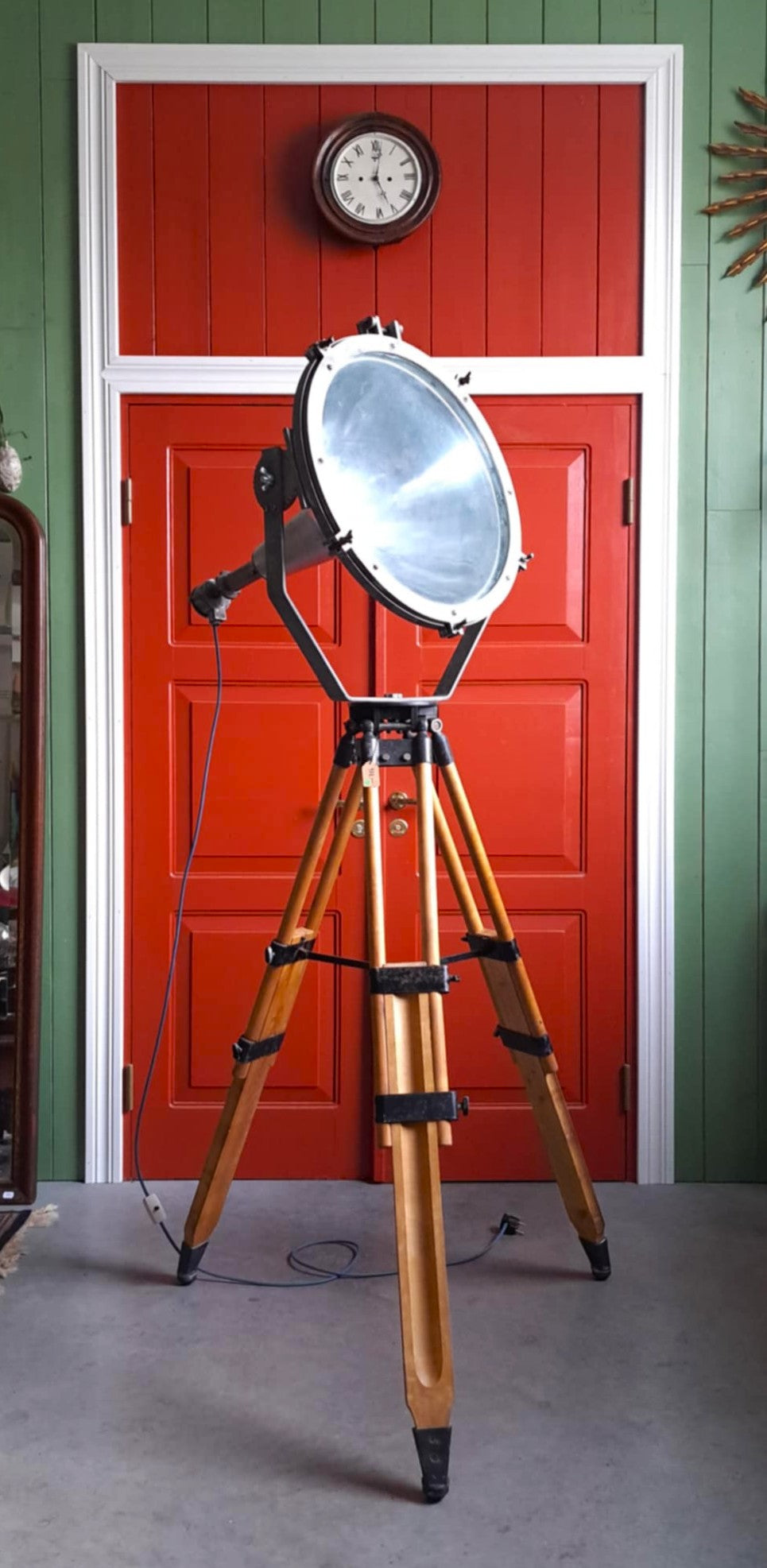 Kolmjalg põrandalamp