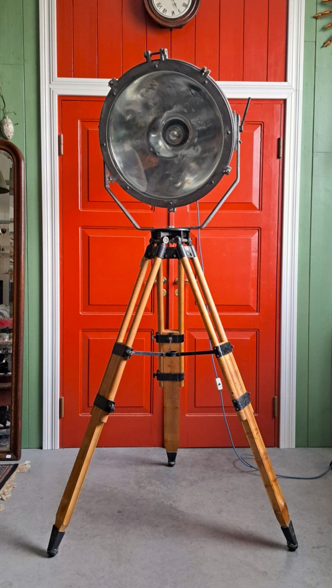 Kolmjalg põrandalamp