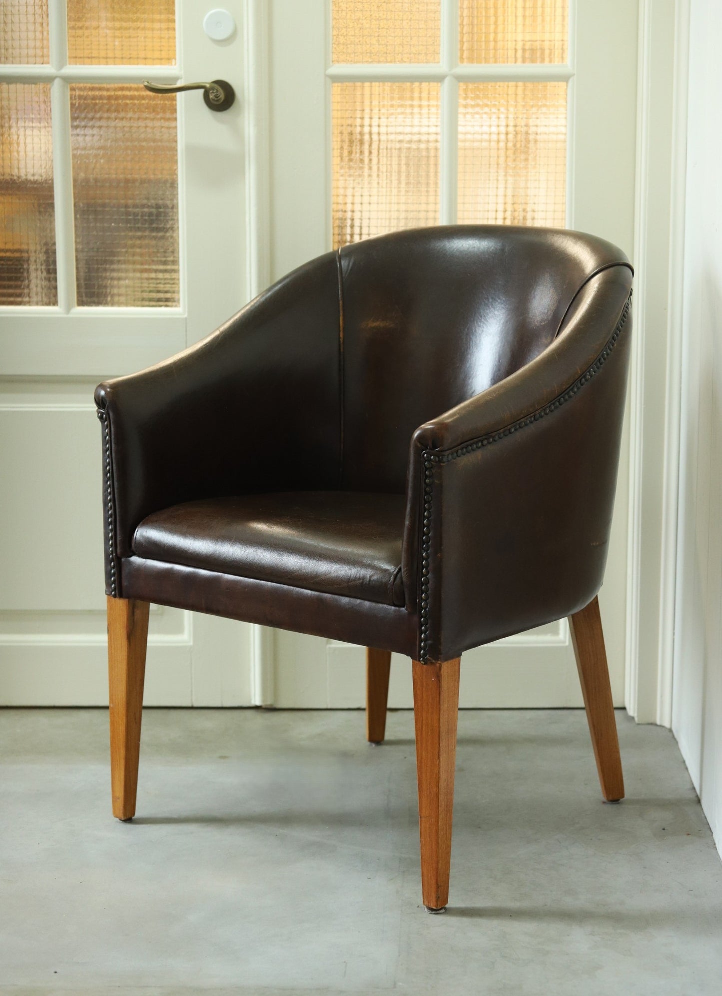 Nahkkattega tugitool