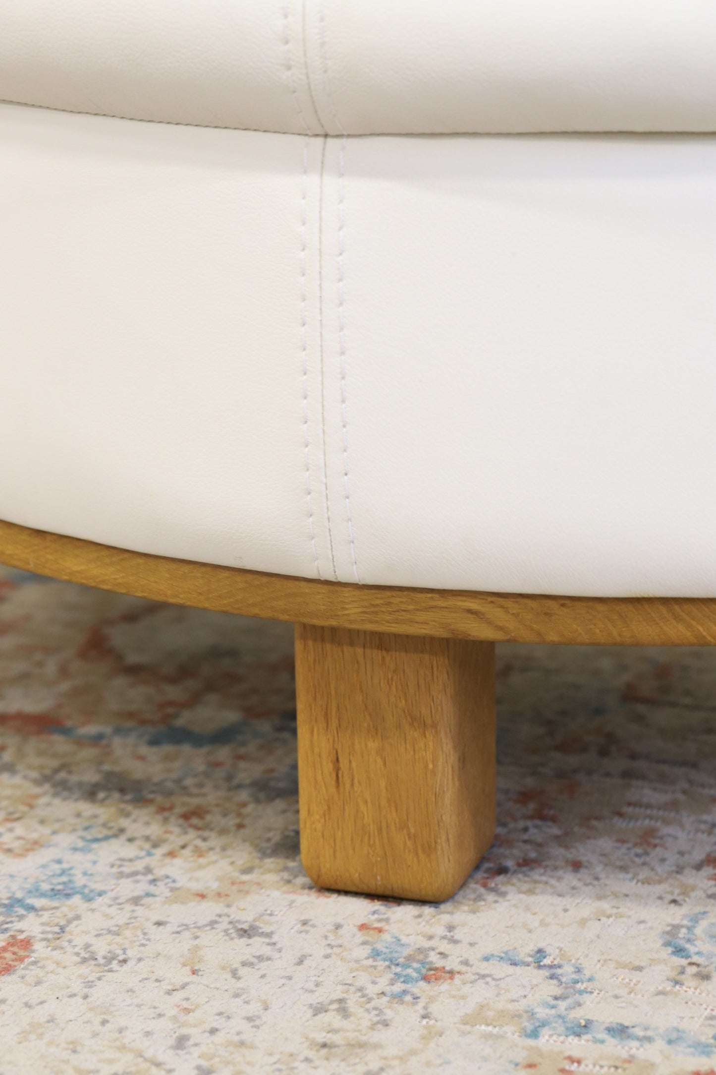 Carl-Gõran Lindgreni disainitud poolringikujuline nahktumba