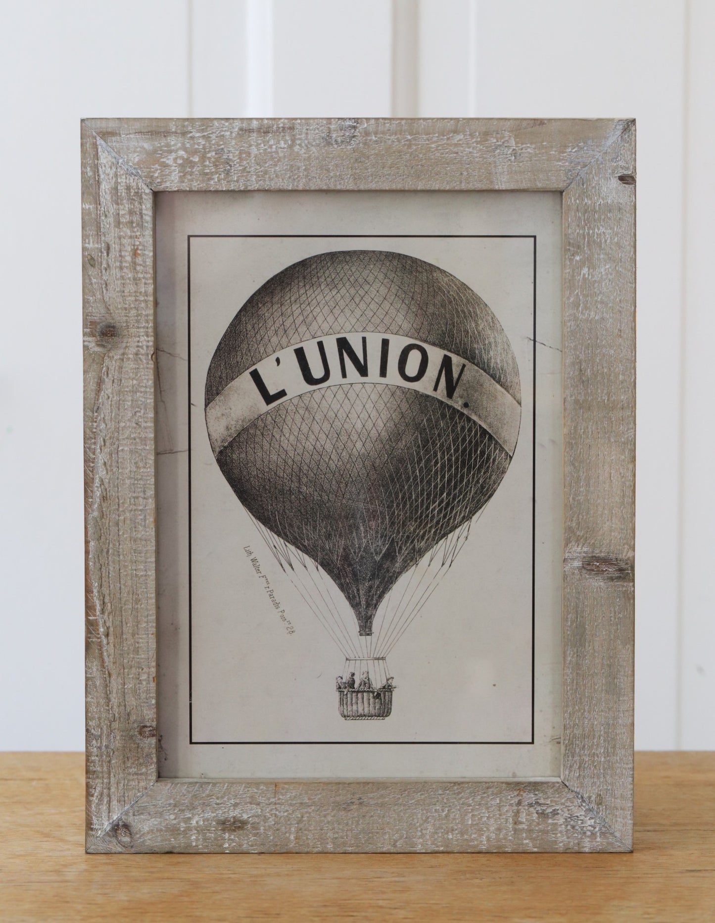 Must-valge kuumaõhupalli pilt raamis