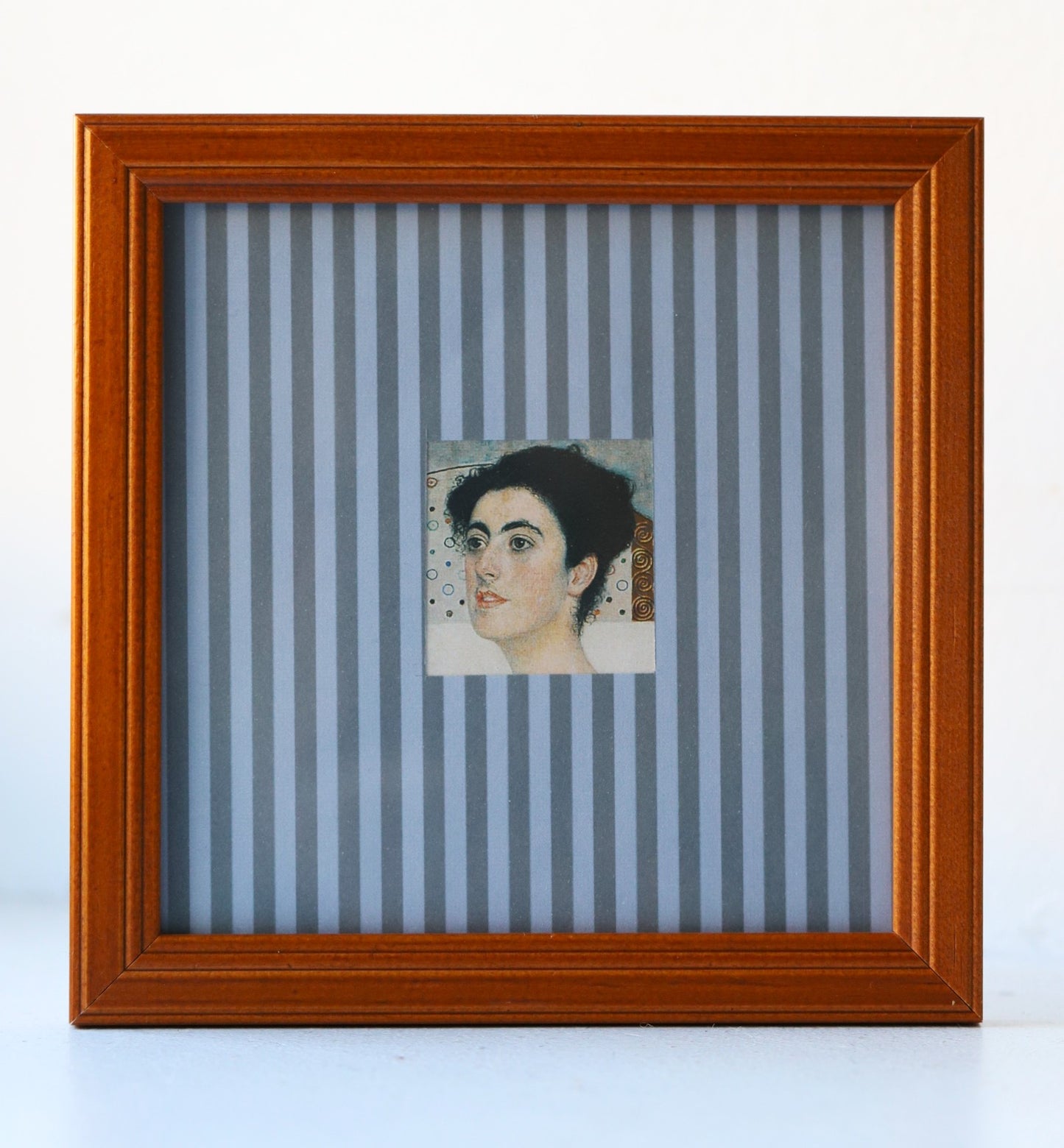 Pildiaam triibulise paspartuuga