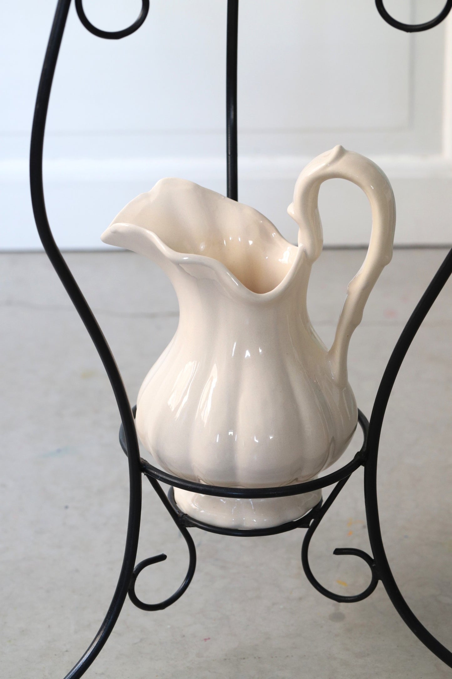 Metallist pesukausialus kannu, kausi ja seebialusega