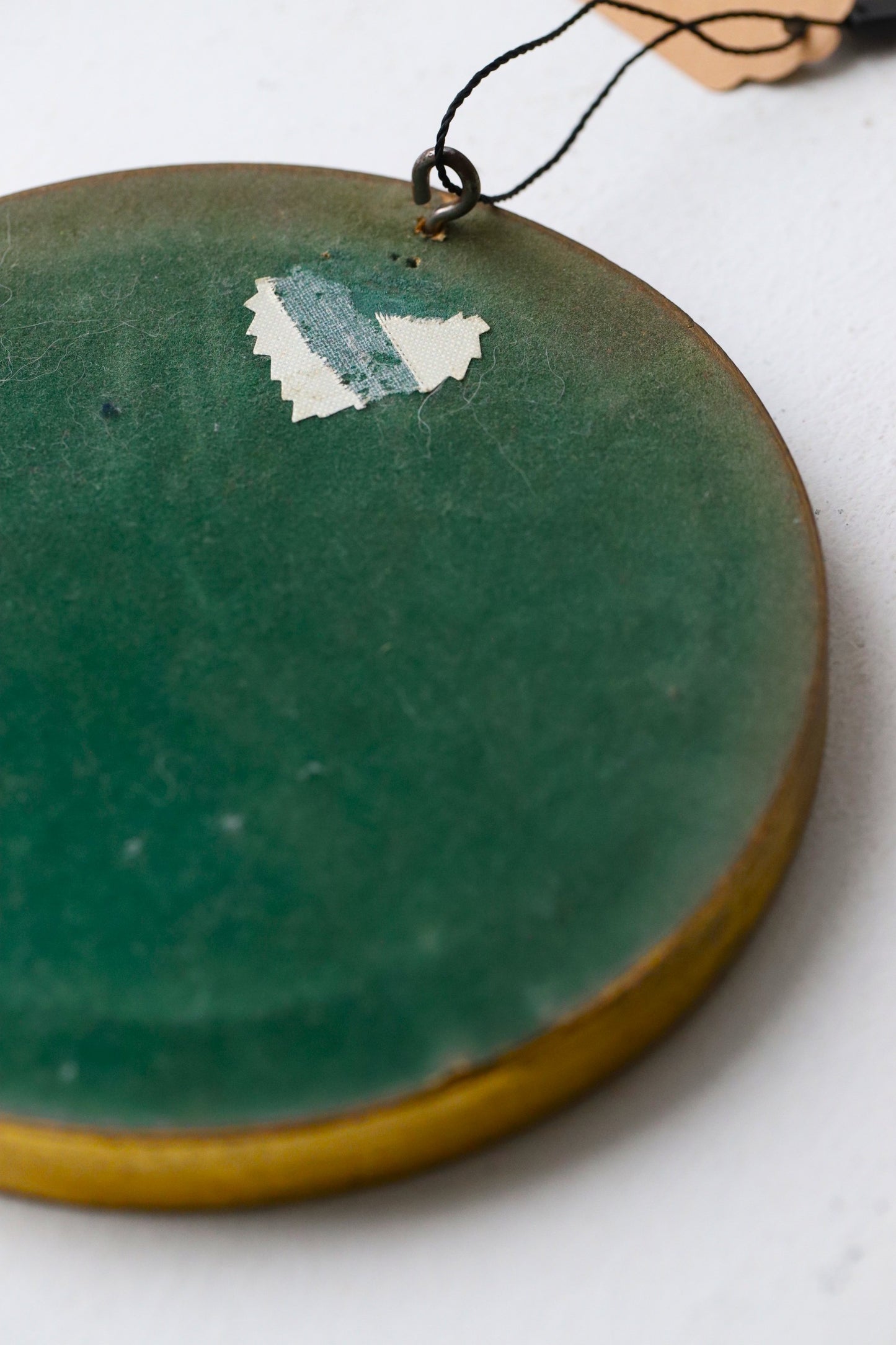 Kuldne raam lillekompositsiooniga