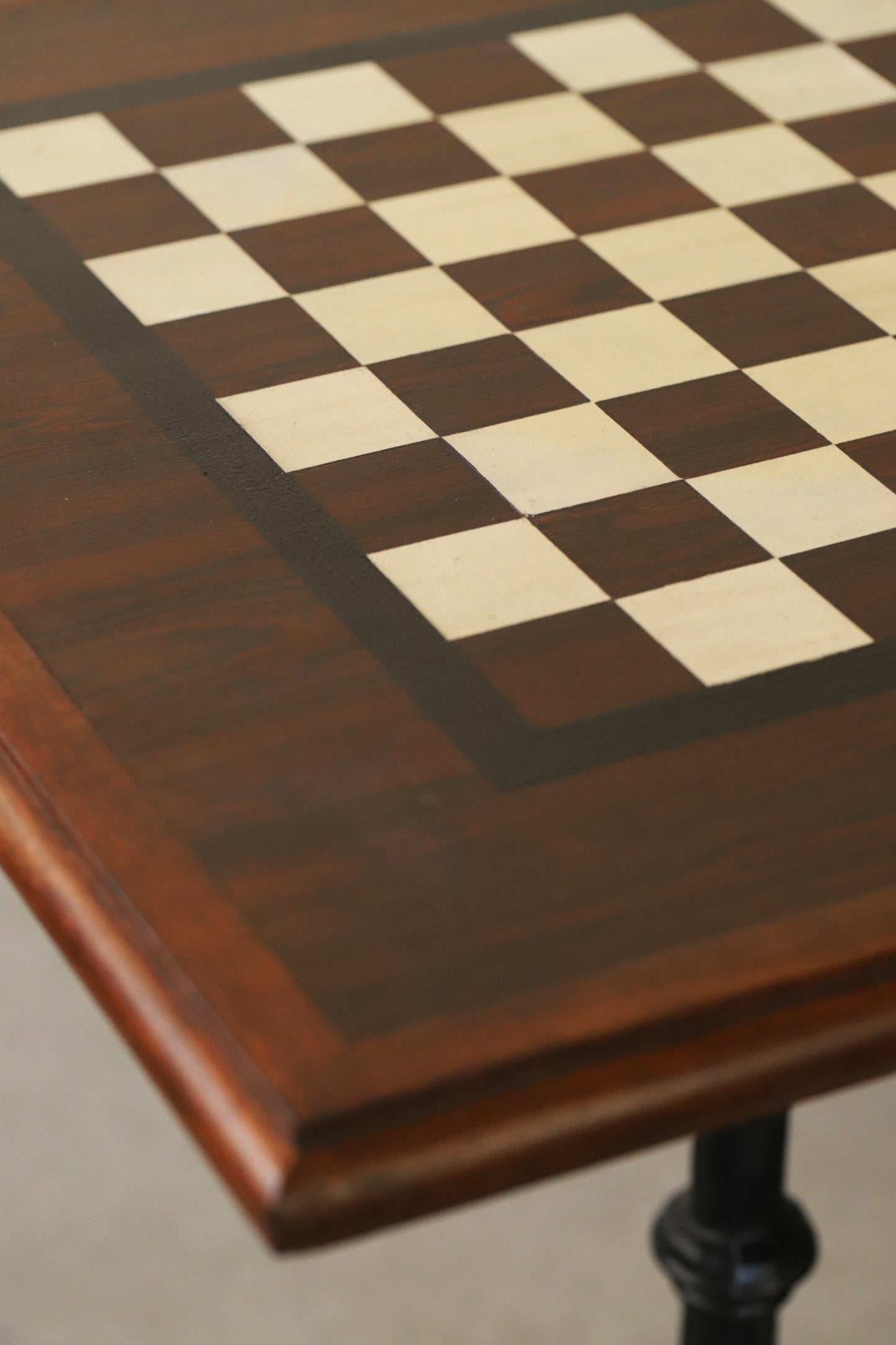 Raske malmjalaga kohvikulaud