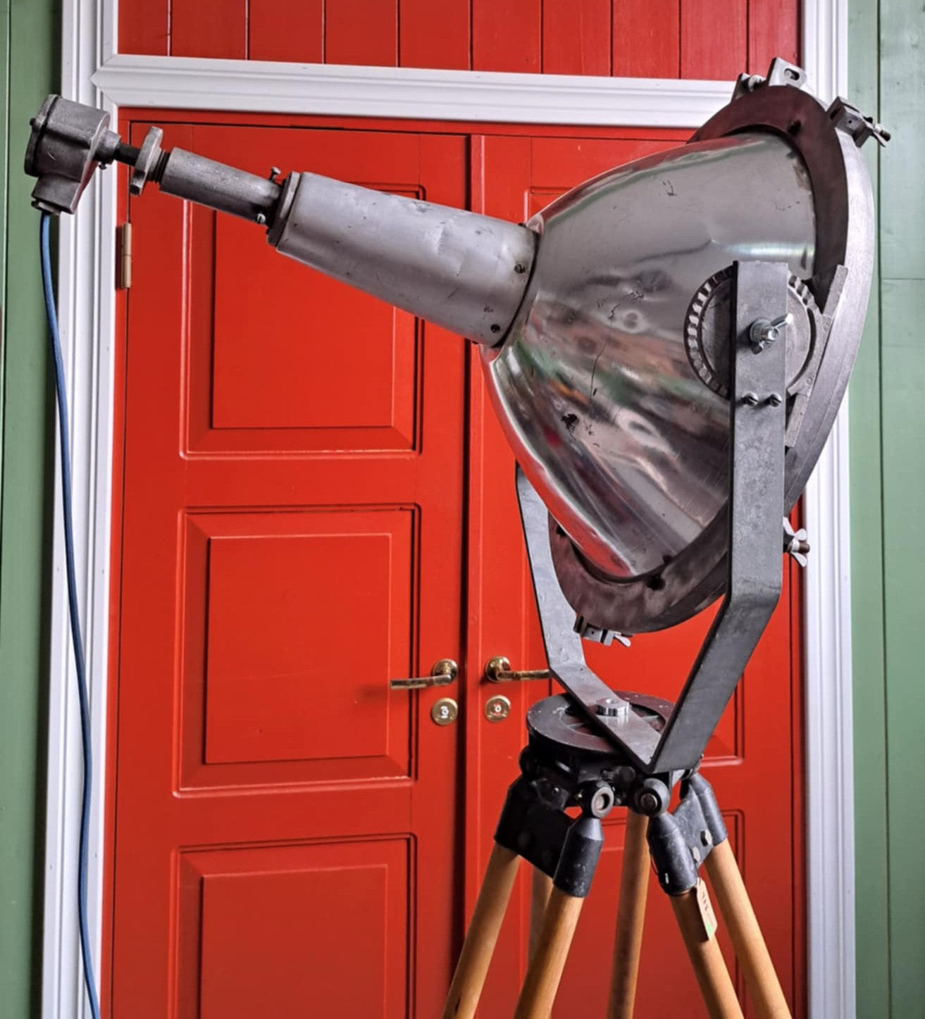 Kolmjalg põrandalamp