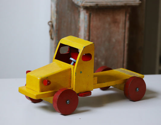 Vanaaegne suur mänguauto