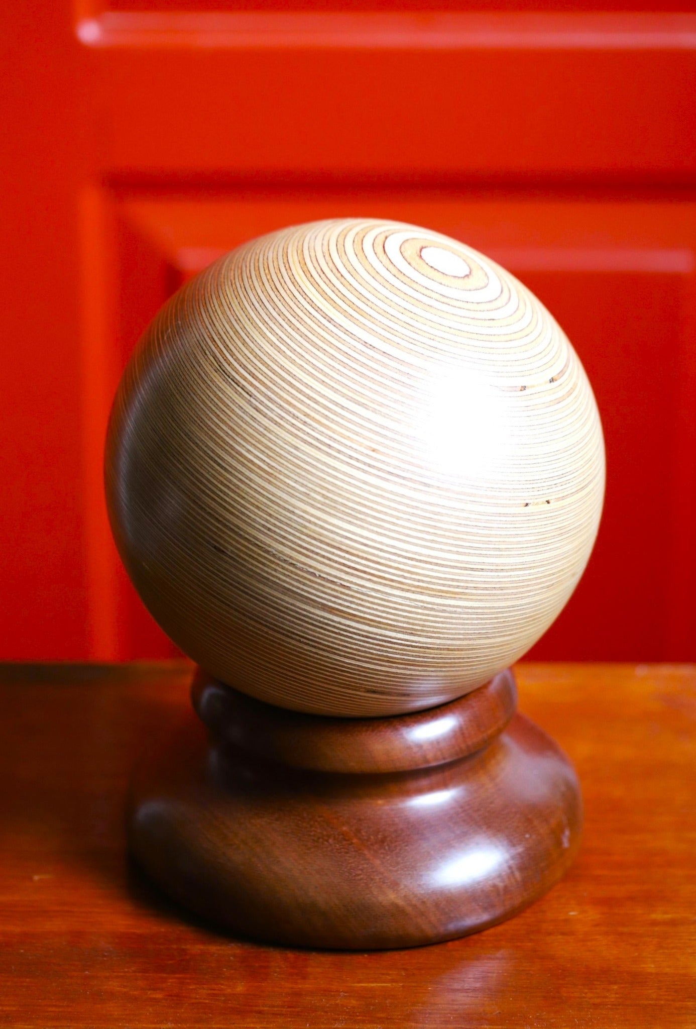 Dekoratiivne puidust kuul alusel