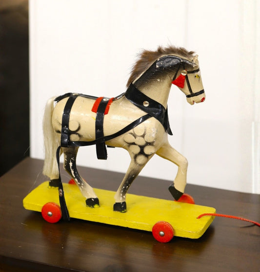 Vanaaegne ratastel mänguhobune