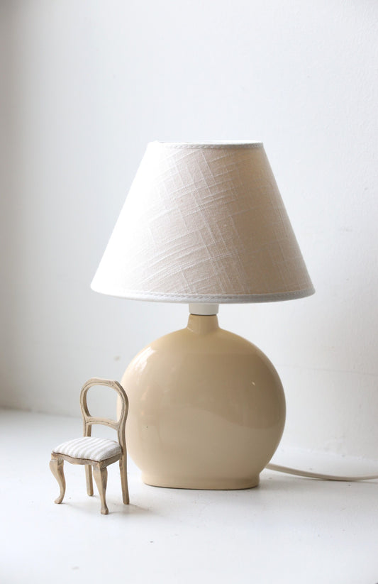 Väike valge lamp
