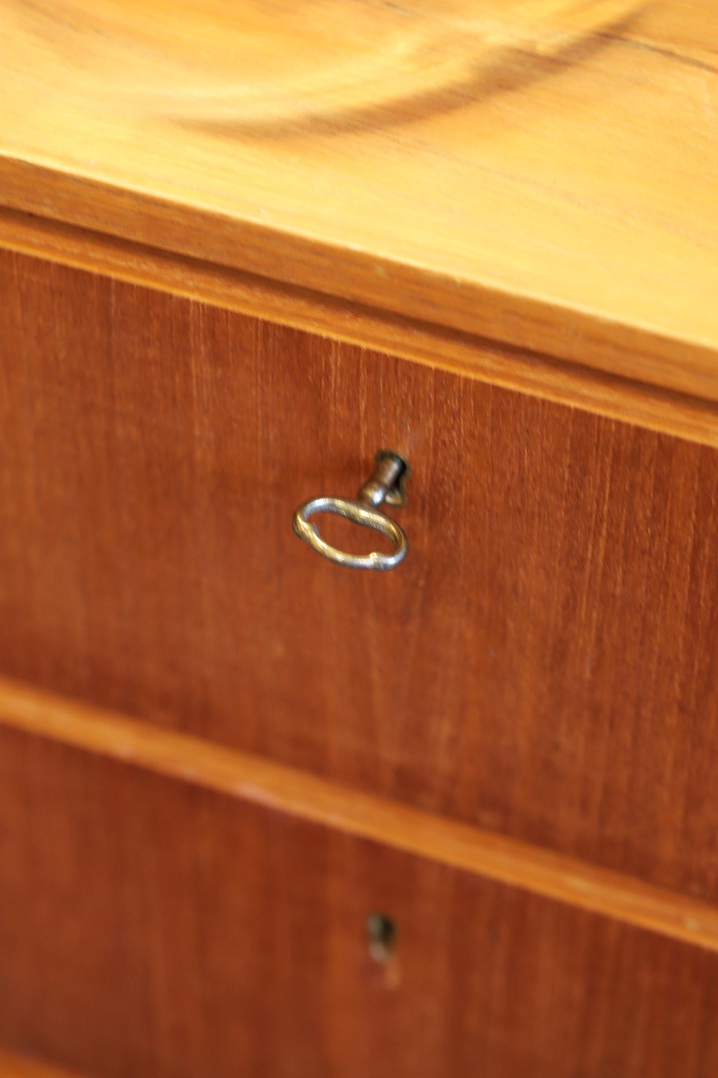 Tiigipuu spooniga kummut