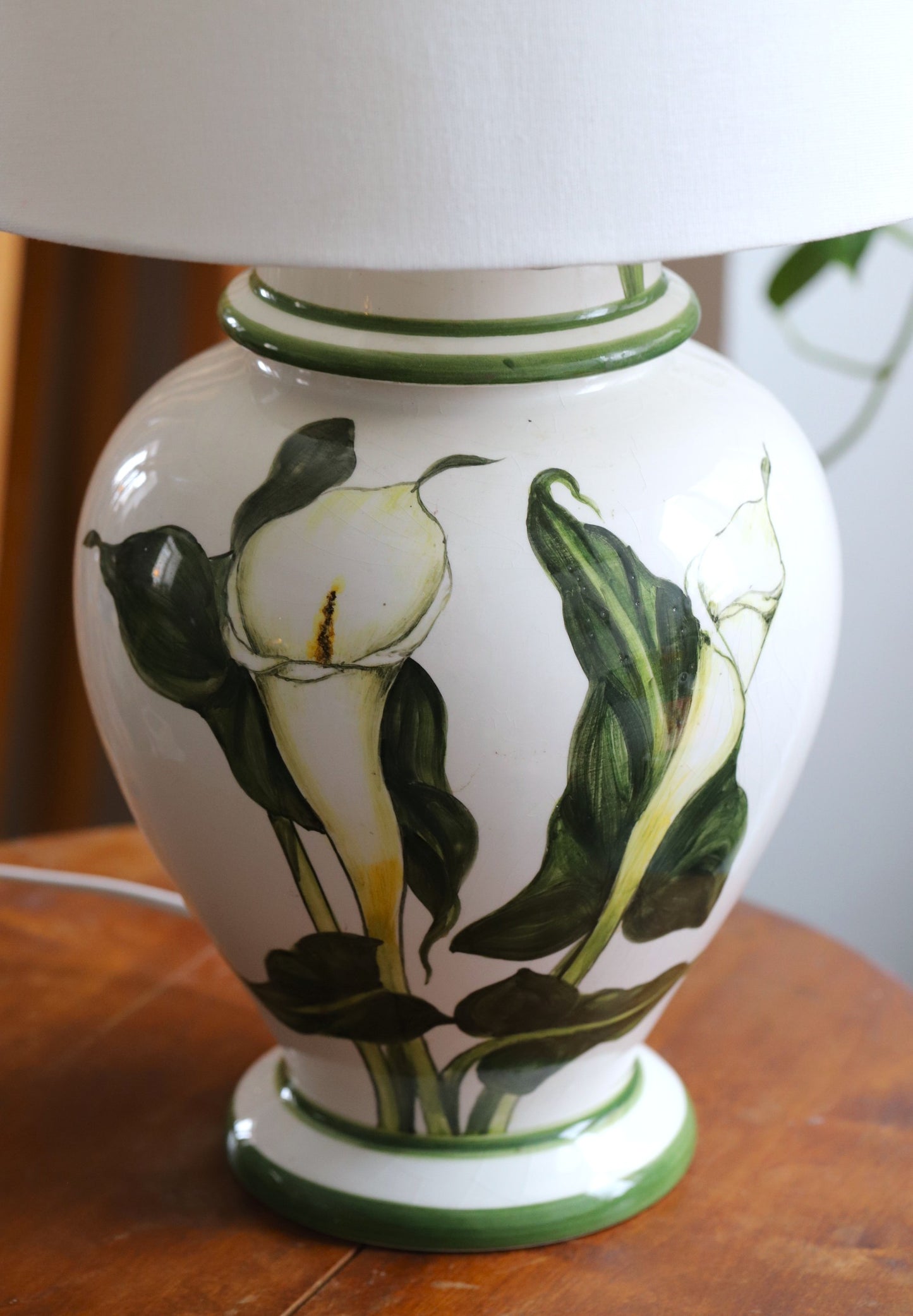 Suurem keraamilise jalaga lamp