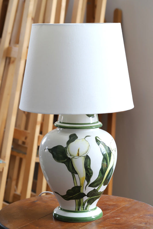 Suurem keraamilise jalaga lamp