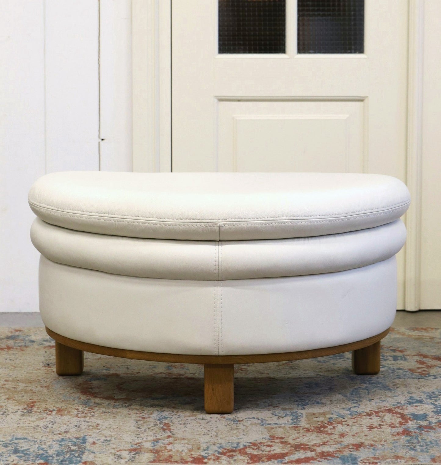 Carl-Gõran Lindgreni disainitud poolringikujuline nahktumba