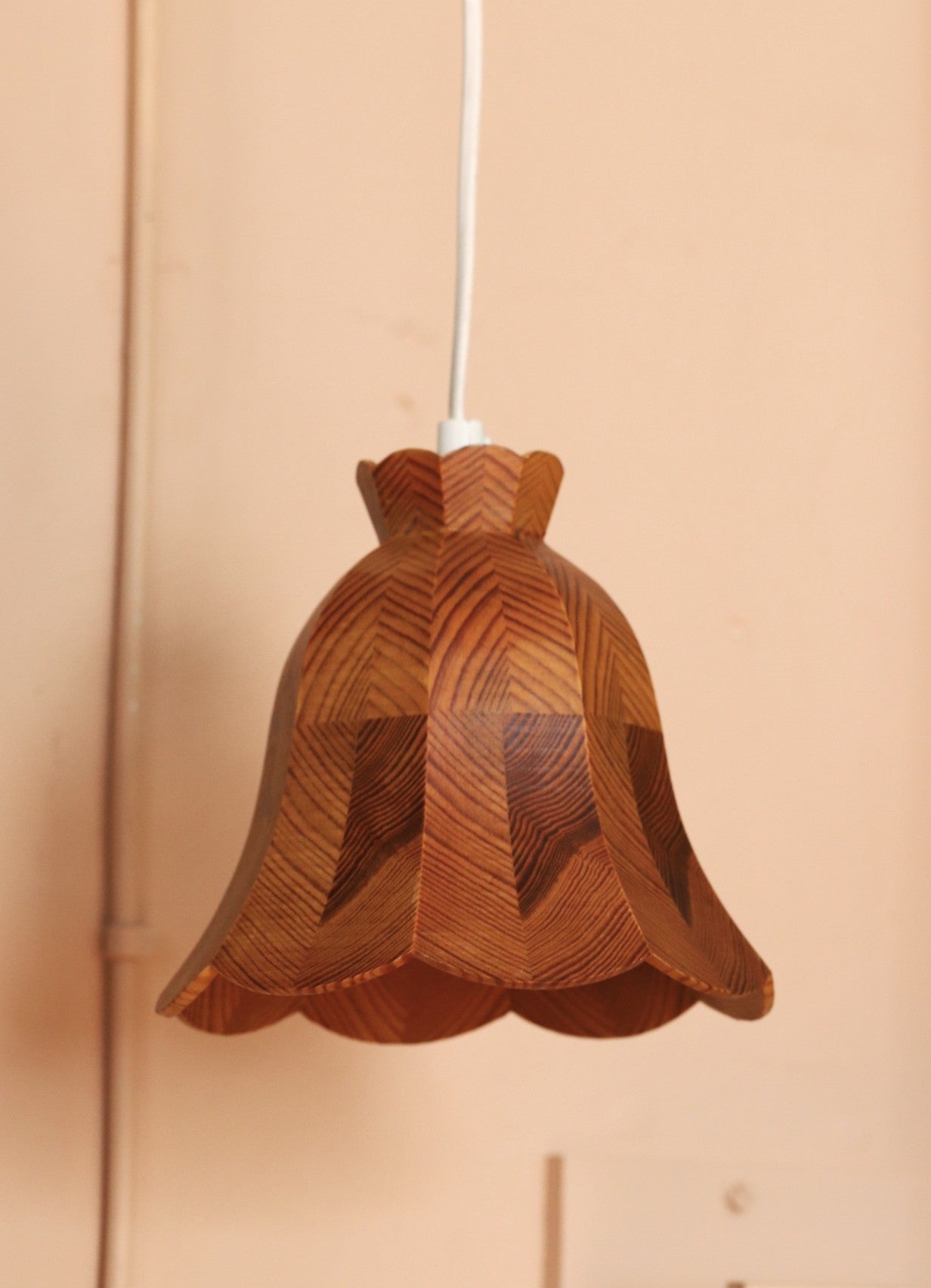 Kellukesekujuline vintage laelamp