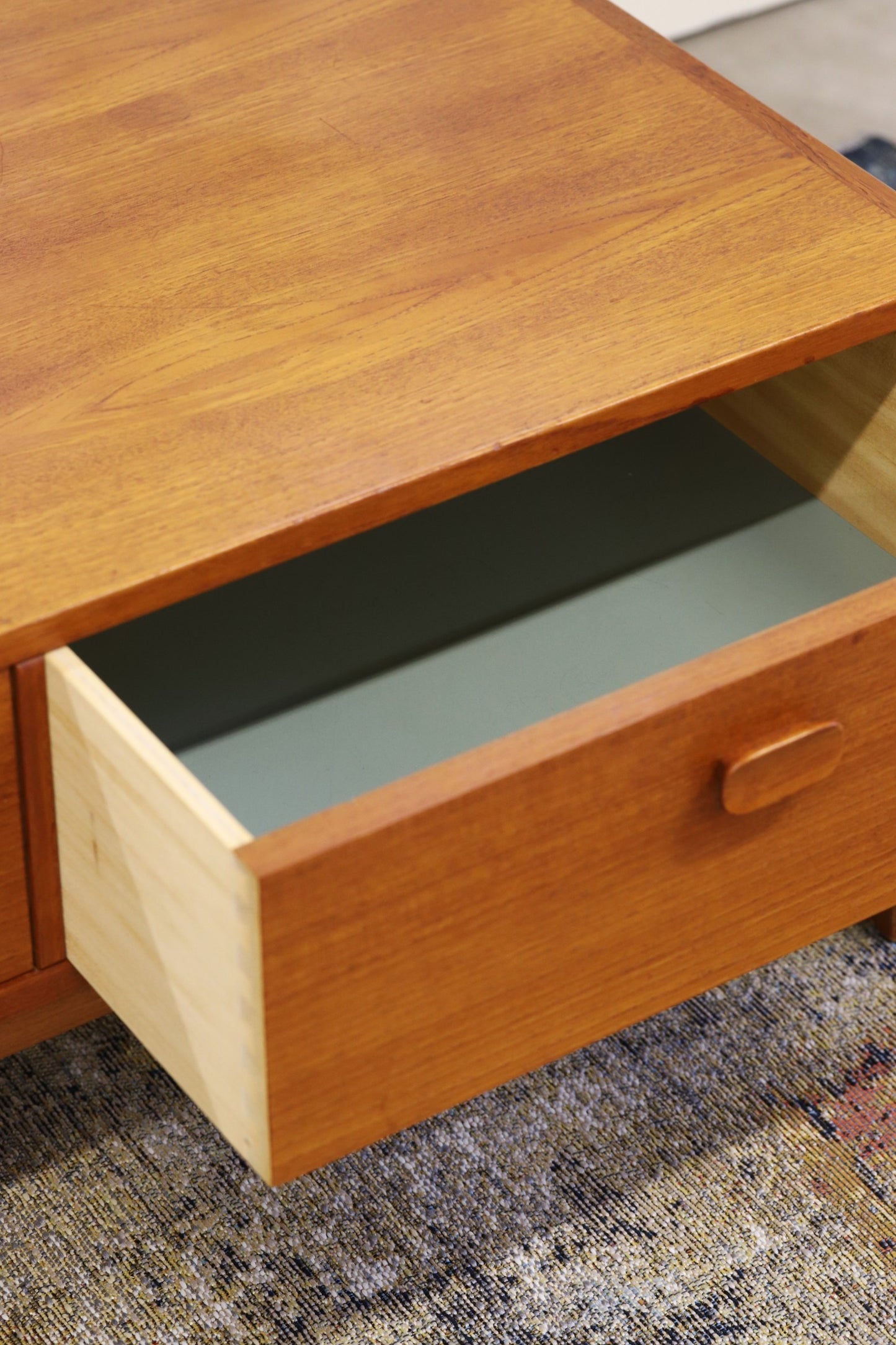 Kahe sahtliga madal kapp