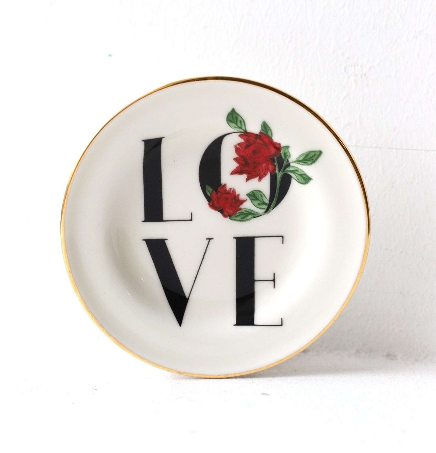 Väike seinataldrik kirjaga LOVE