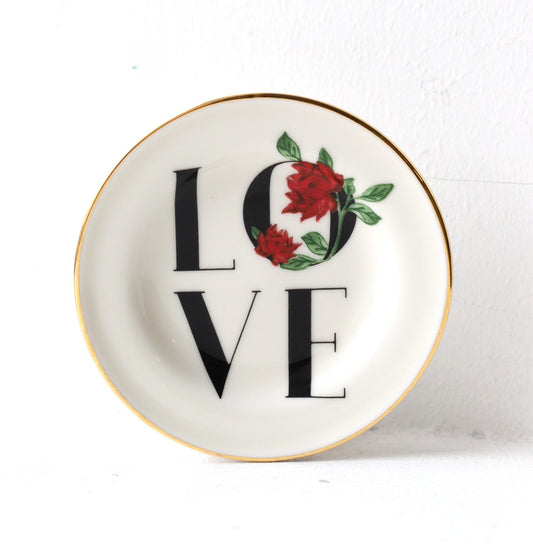 Väike seinataldrik kirjaga LOVE