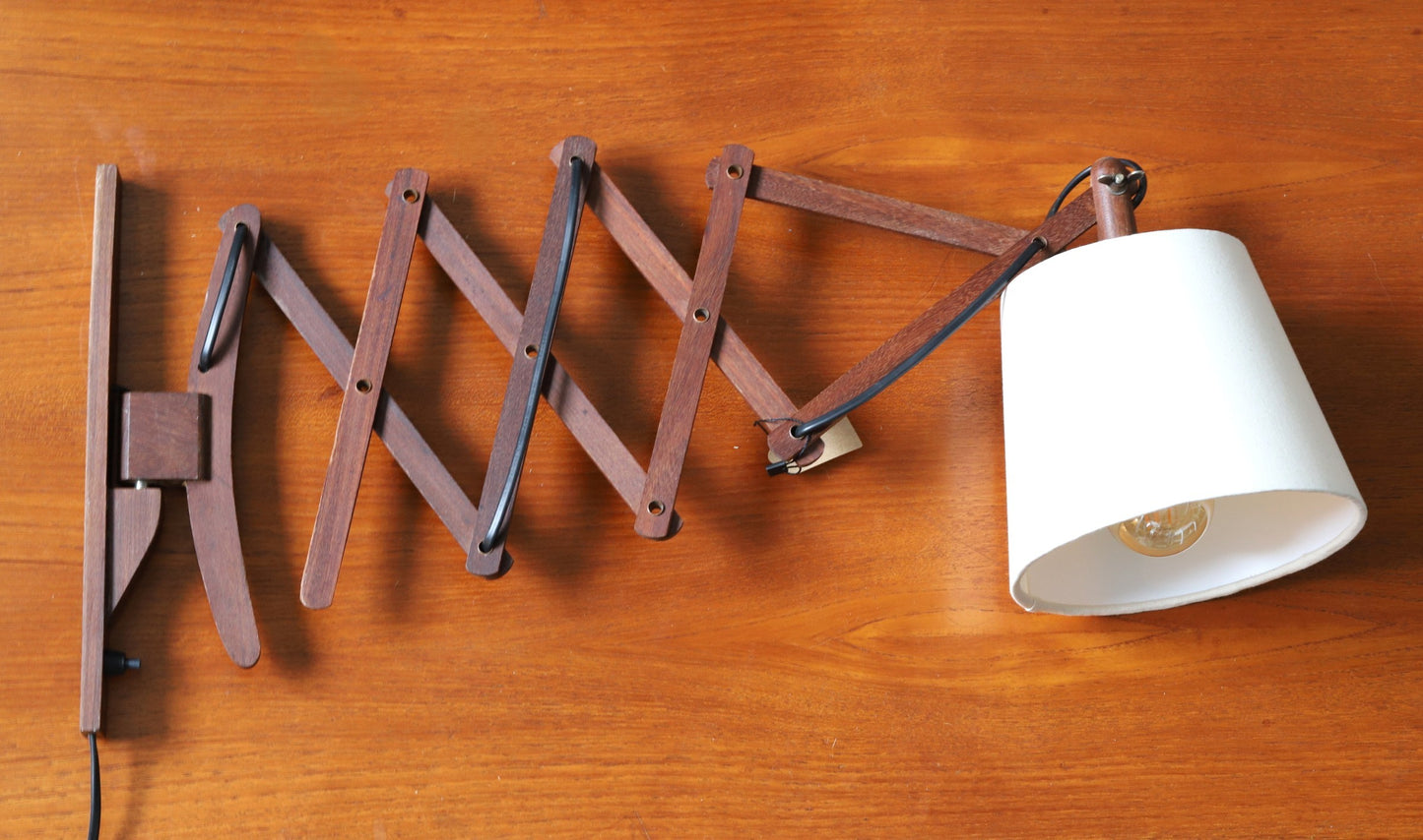 Liigendiga seinalamp