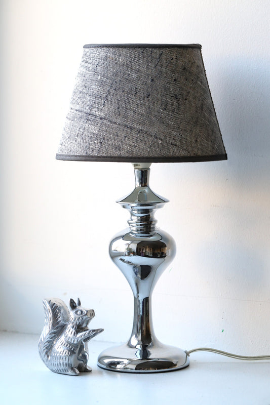 Hõbedase jalaga laualamp