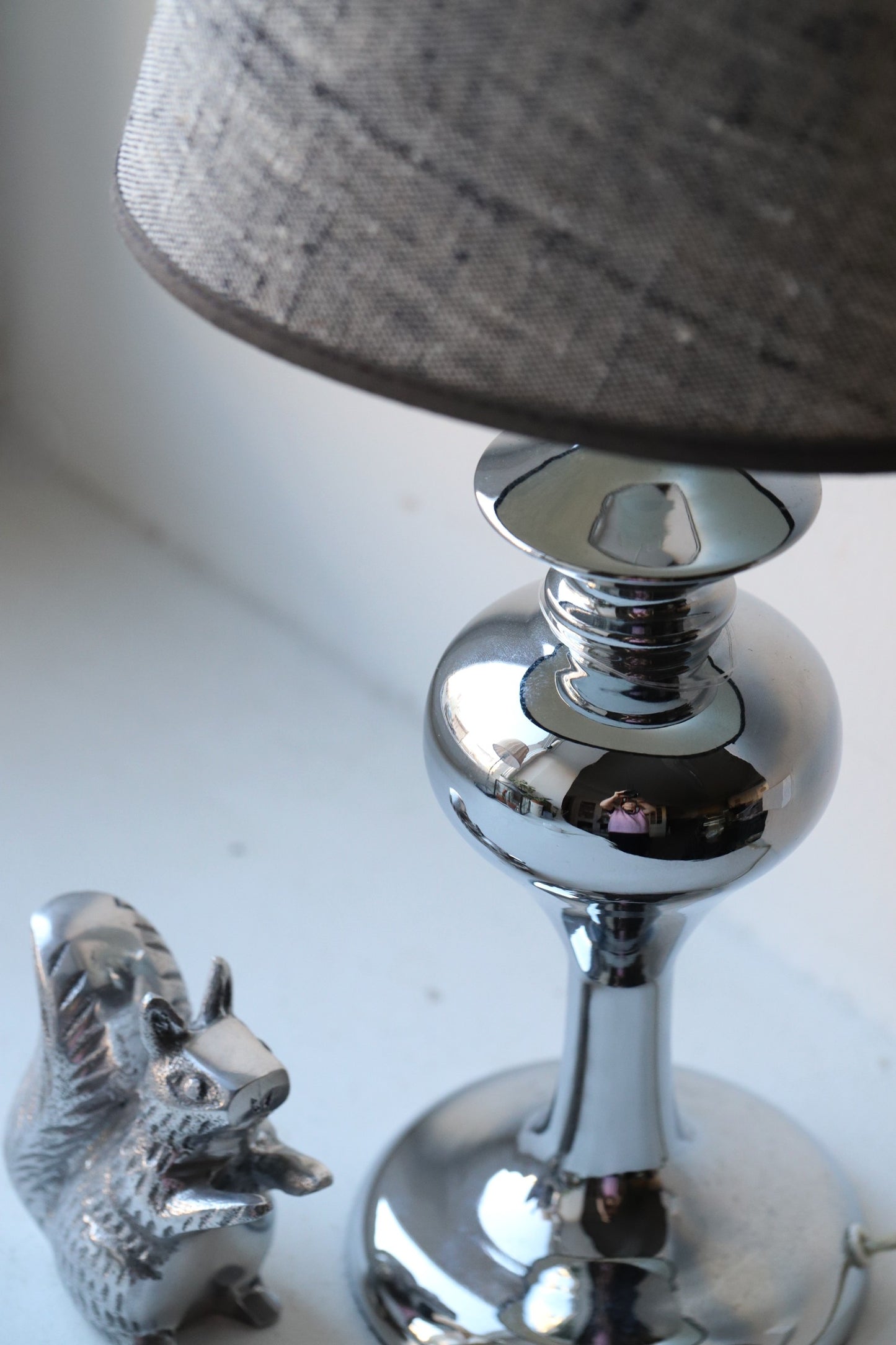 Hõbedase jalaga laualamp