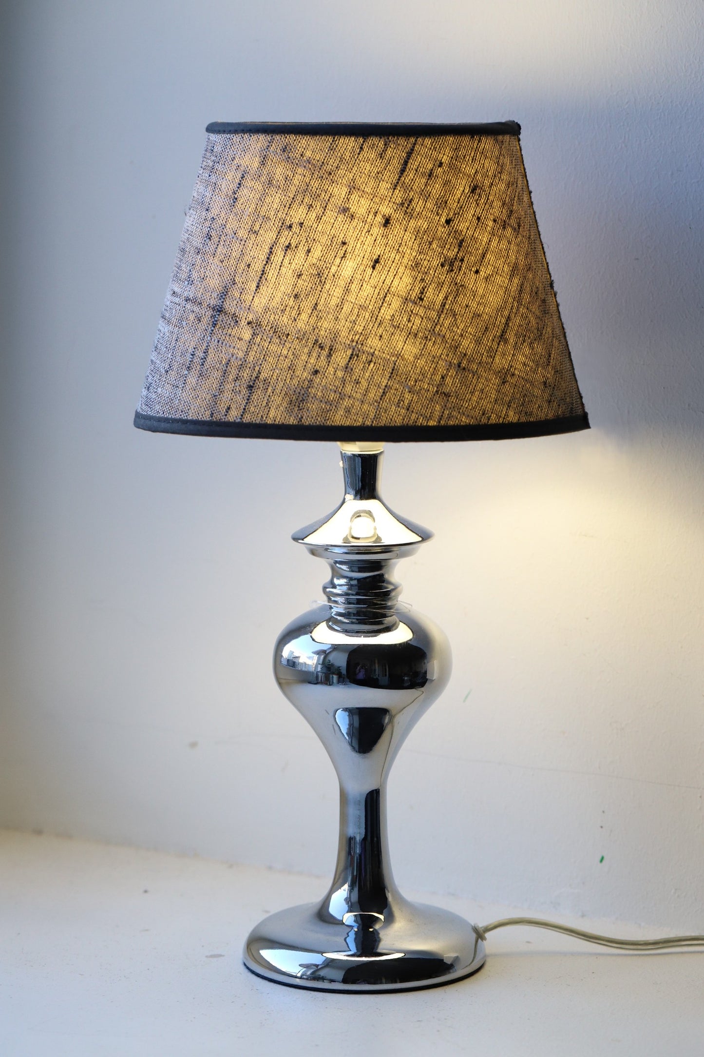 Hõbedase jalaga laualamp