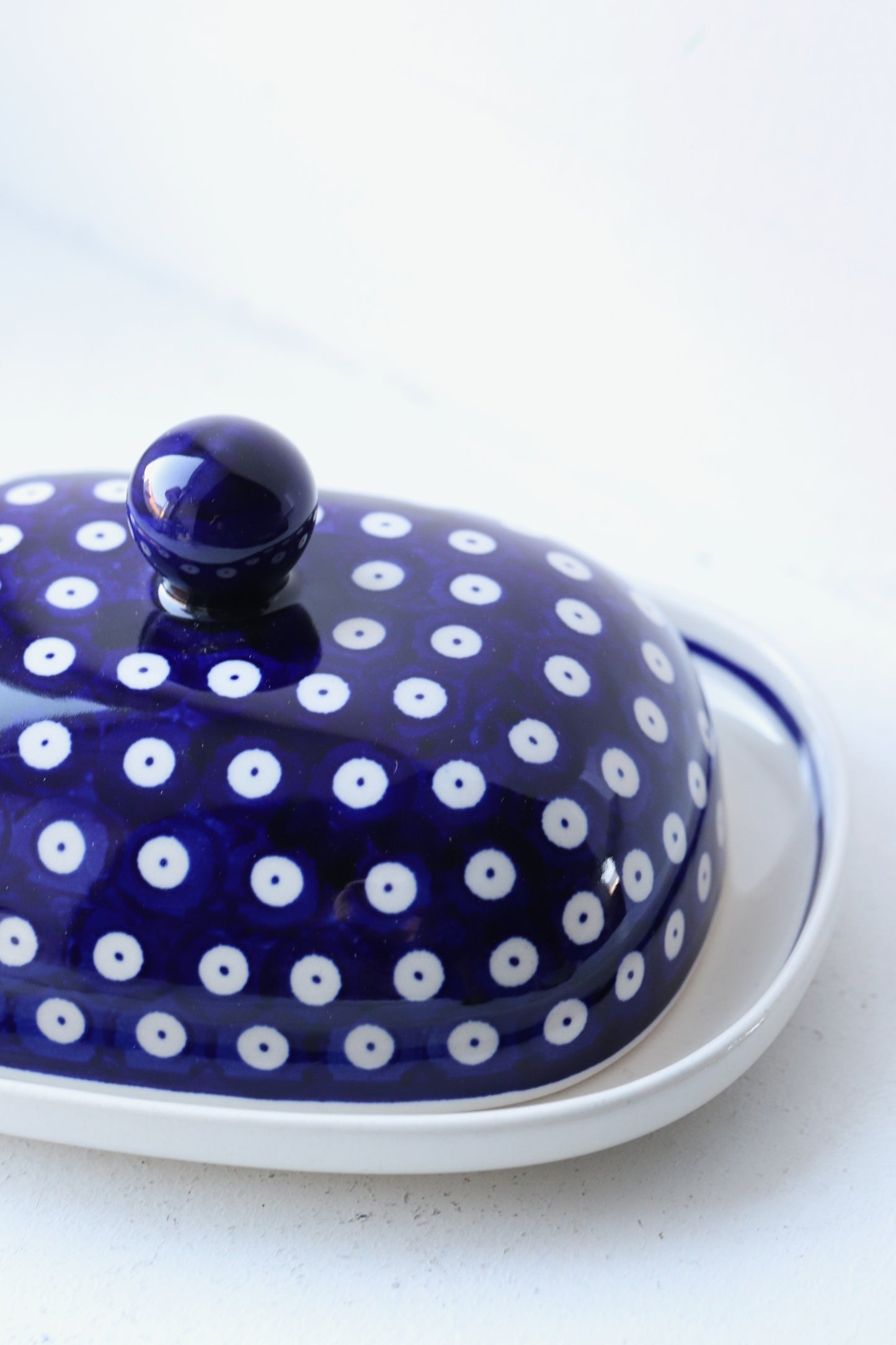 Suurem valgete täppidega võitoos