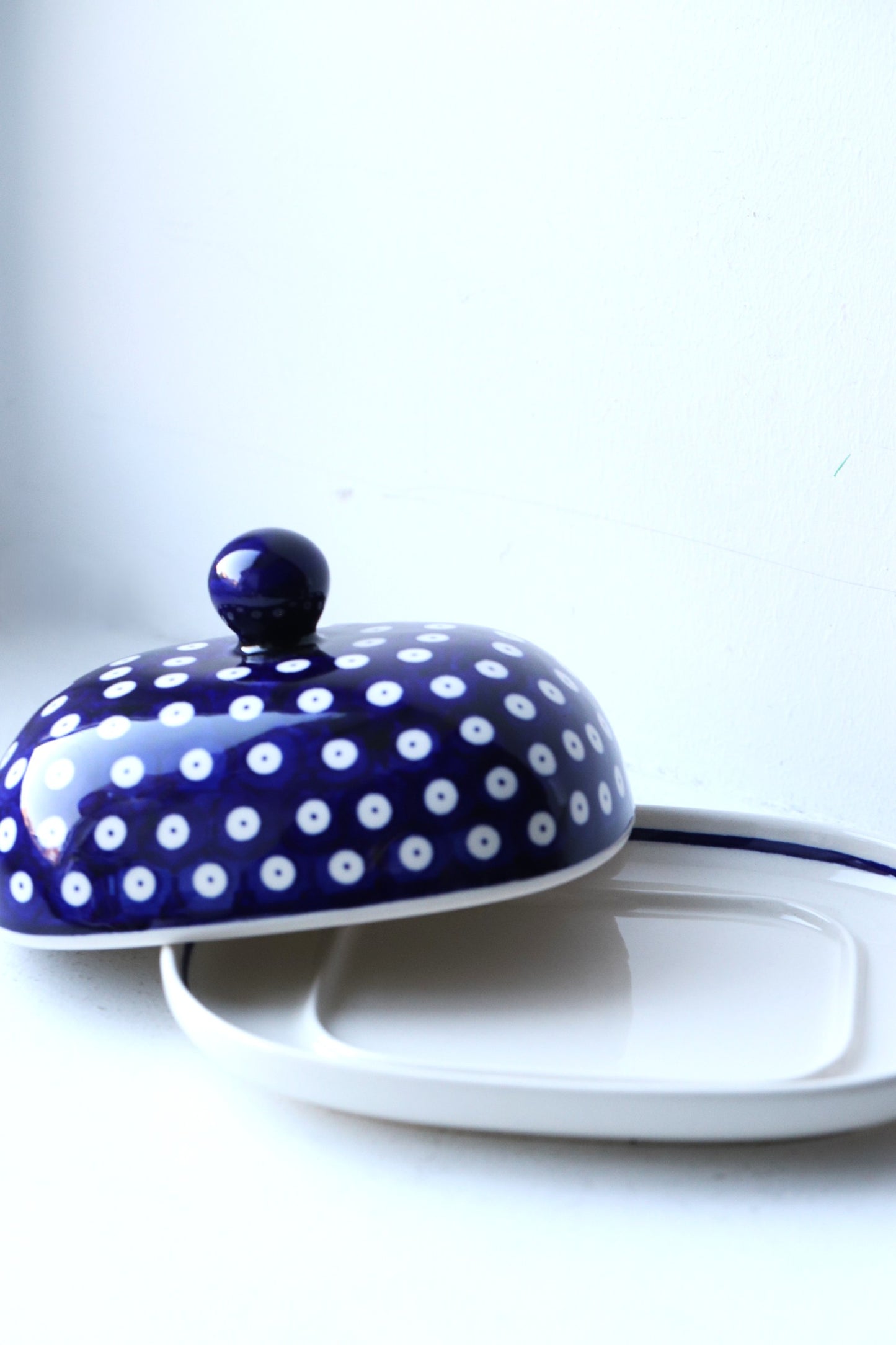 Suurem valgete täppidega võitoos