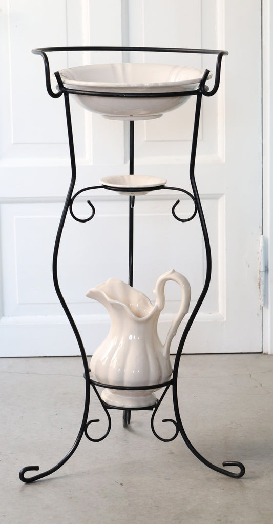 Metallist pesukausialus kannu, kausi ja seebialusega