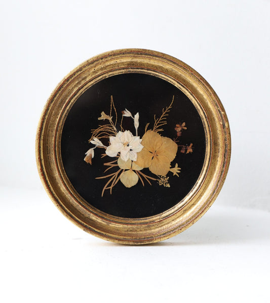 Kuldne raam lillekompositsiooniga