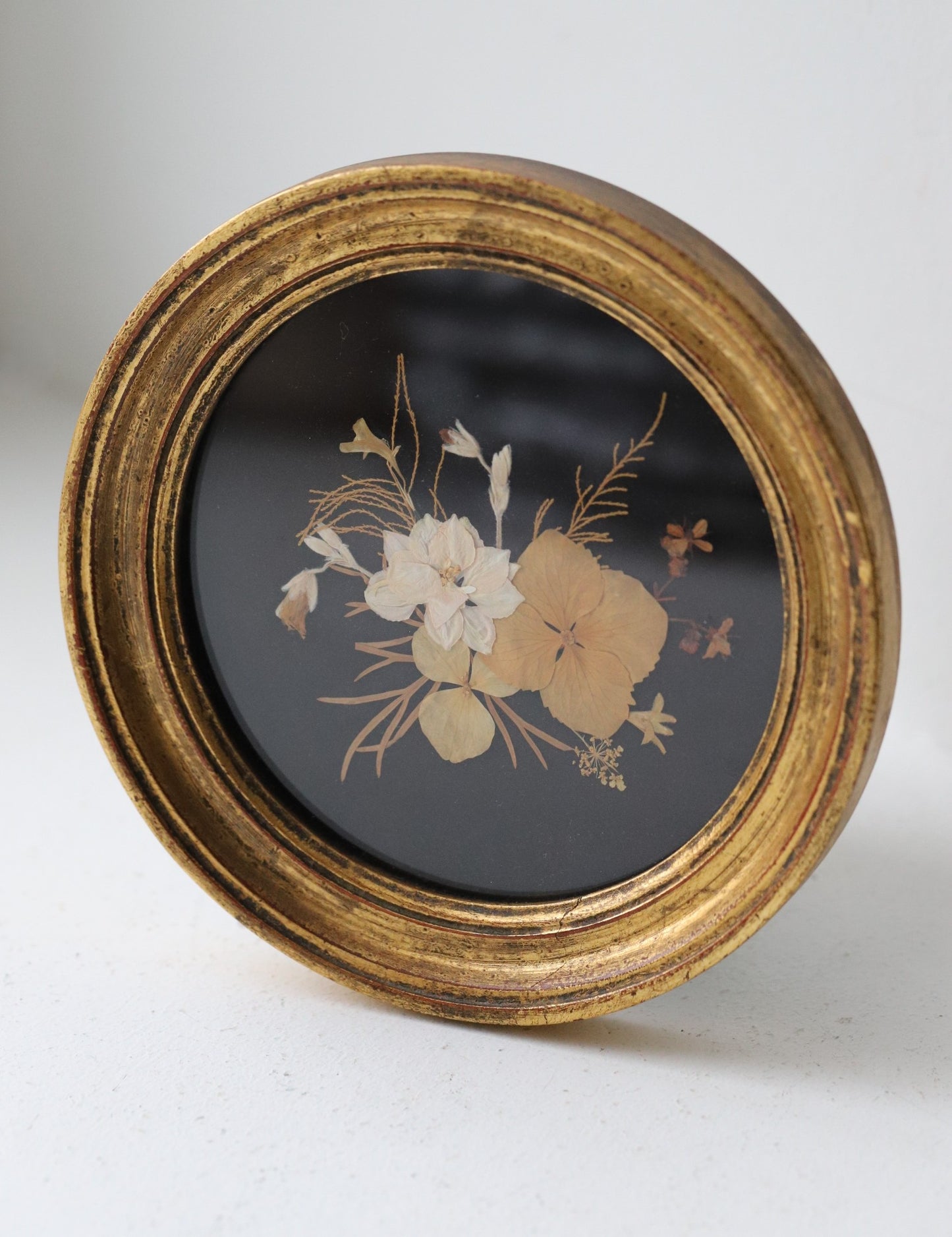 Kuldne raam lillekompositsiooniga