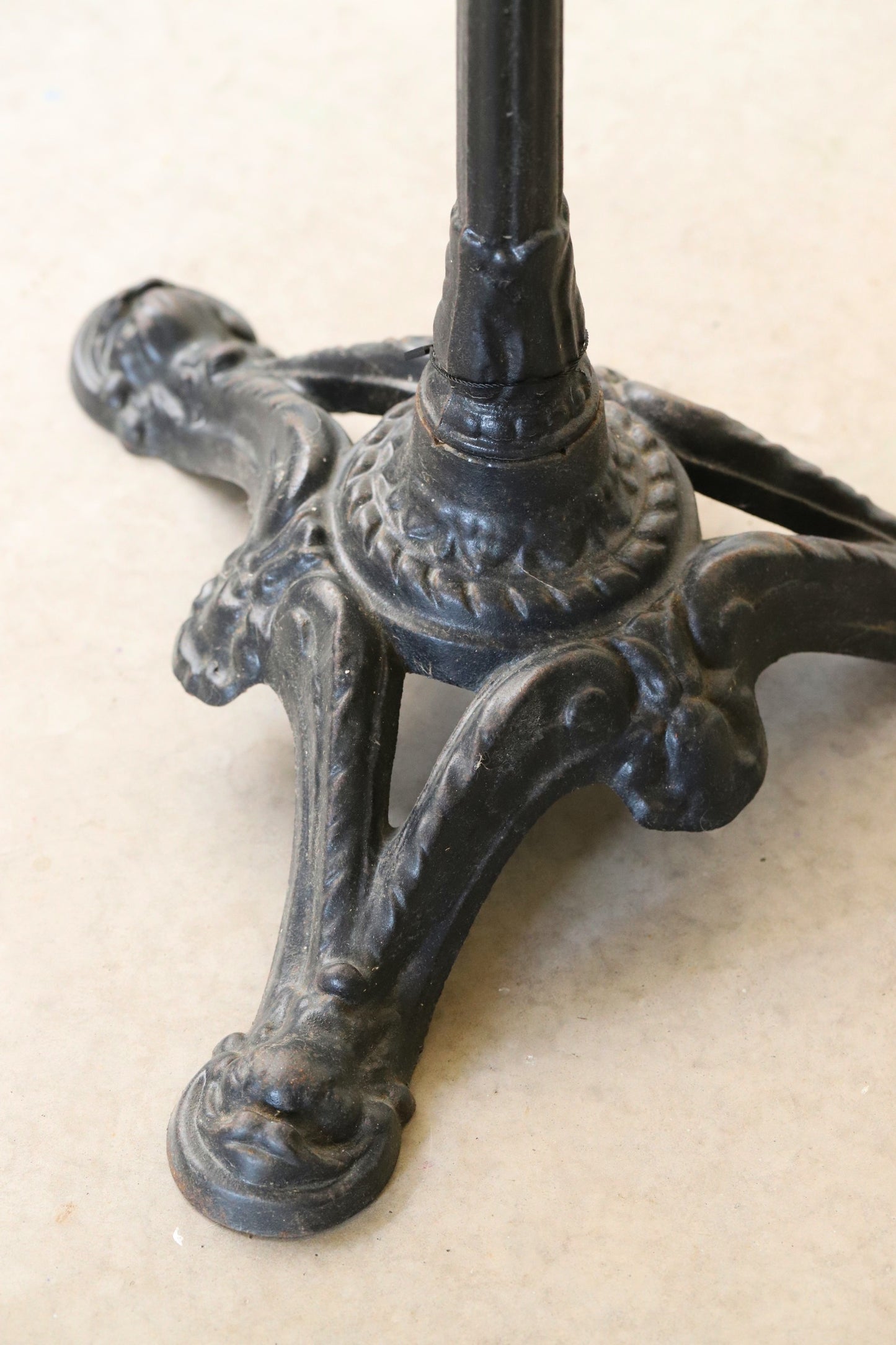 Raske malmjalaga kohvikulaud