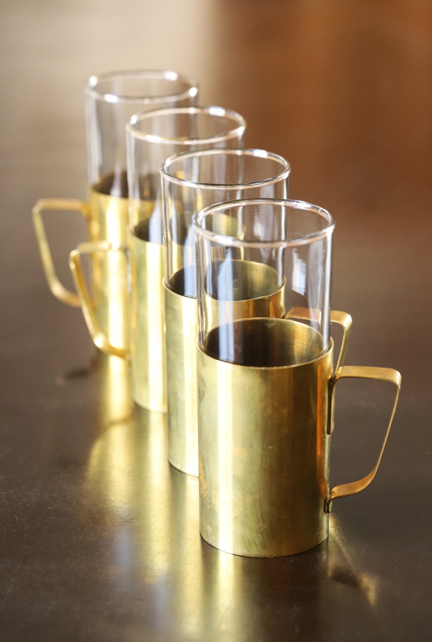 Neli vintage iiri kohviklaasi