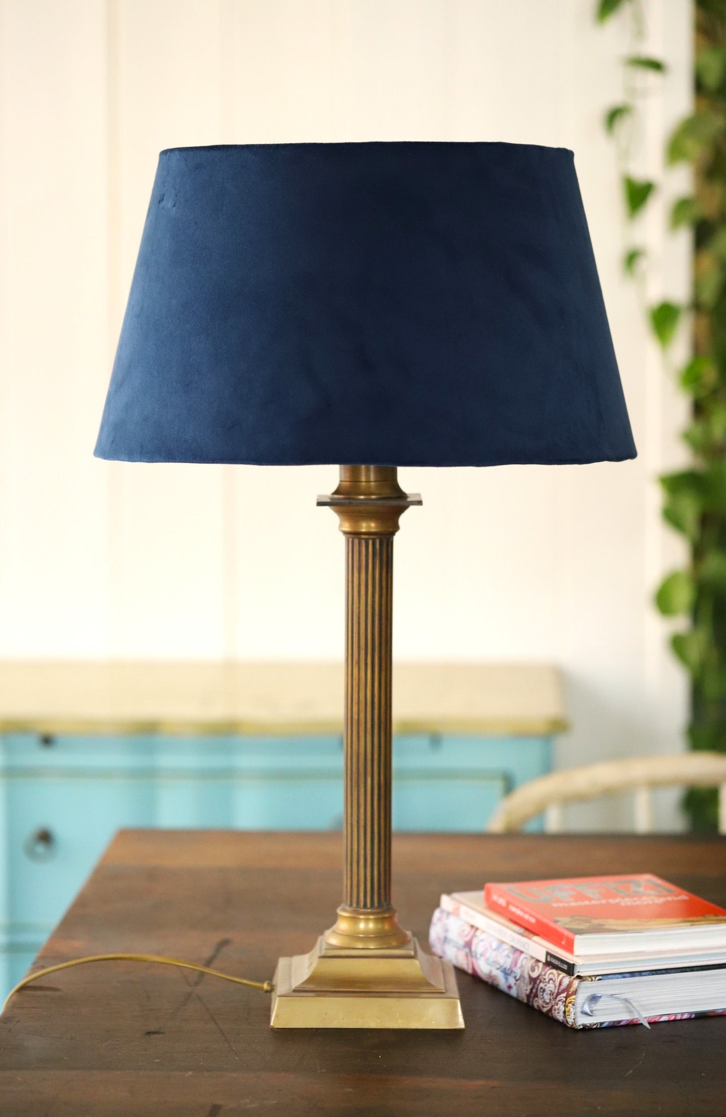 Sametise kupliga lamp