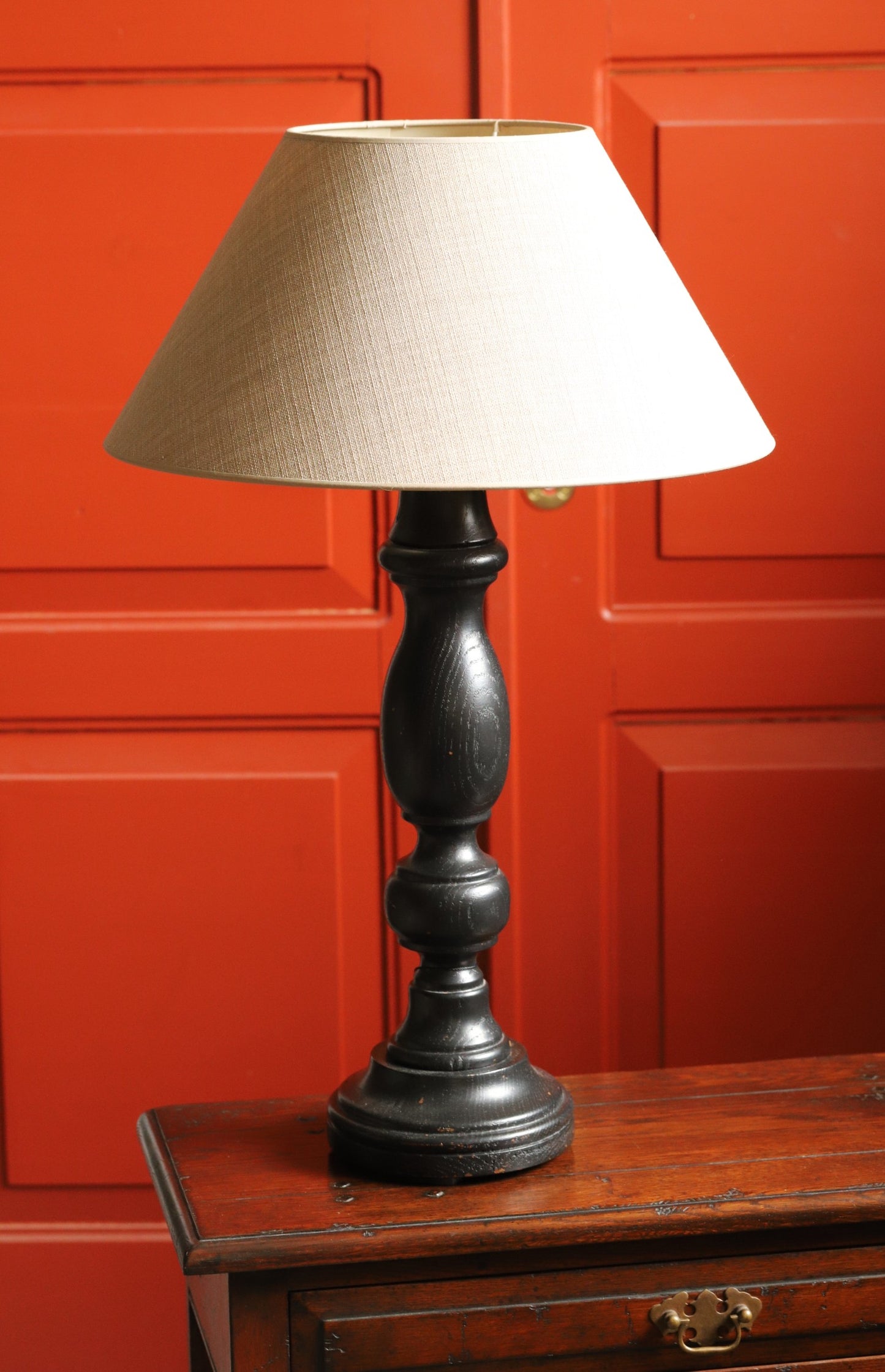 Suur puidust jalaga lamp