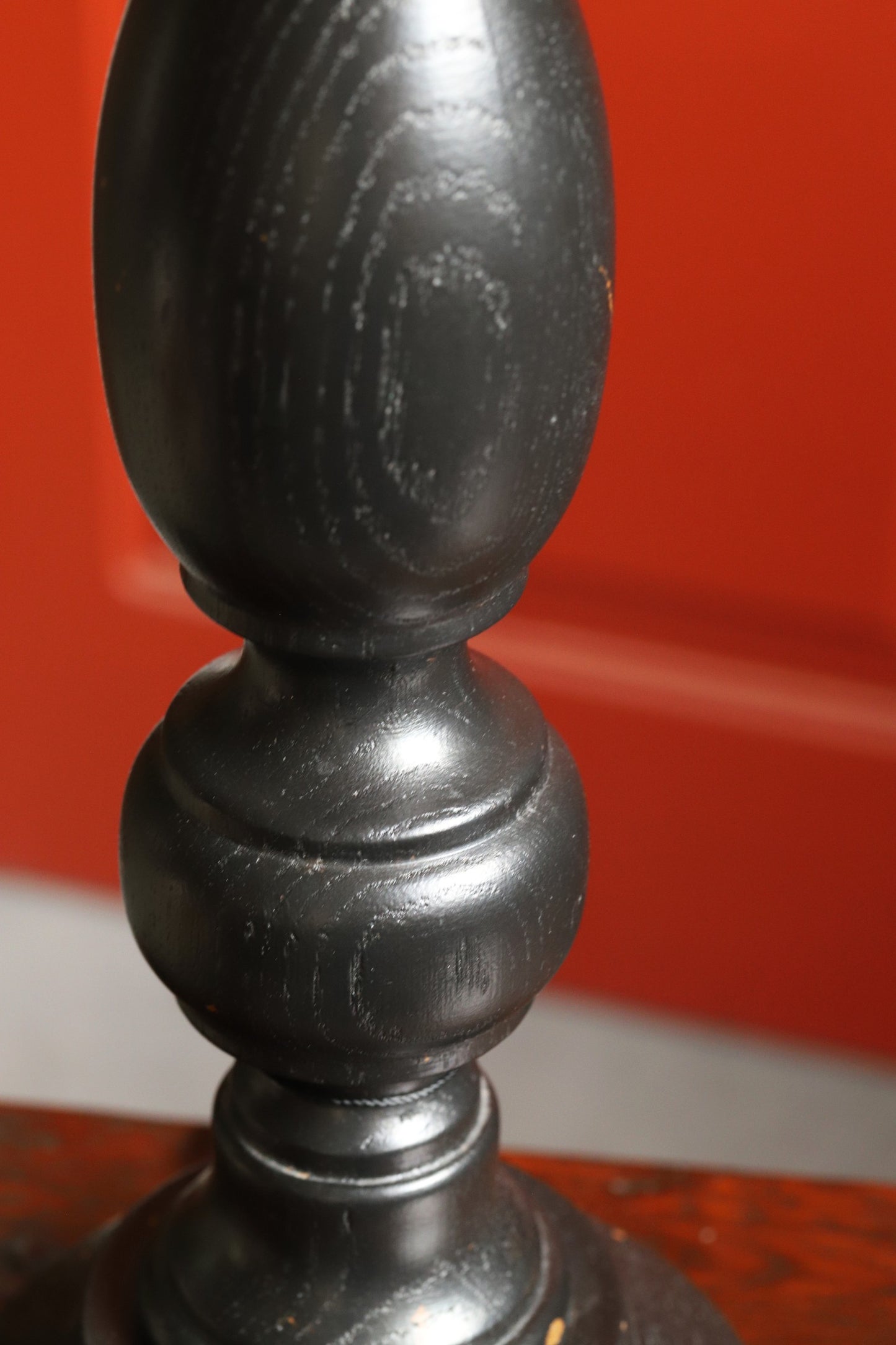 Suur puidust jalaga lamp