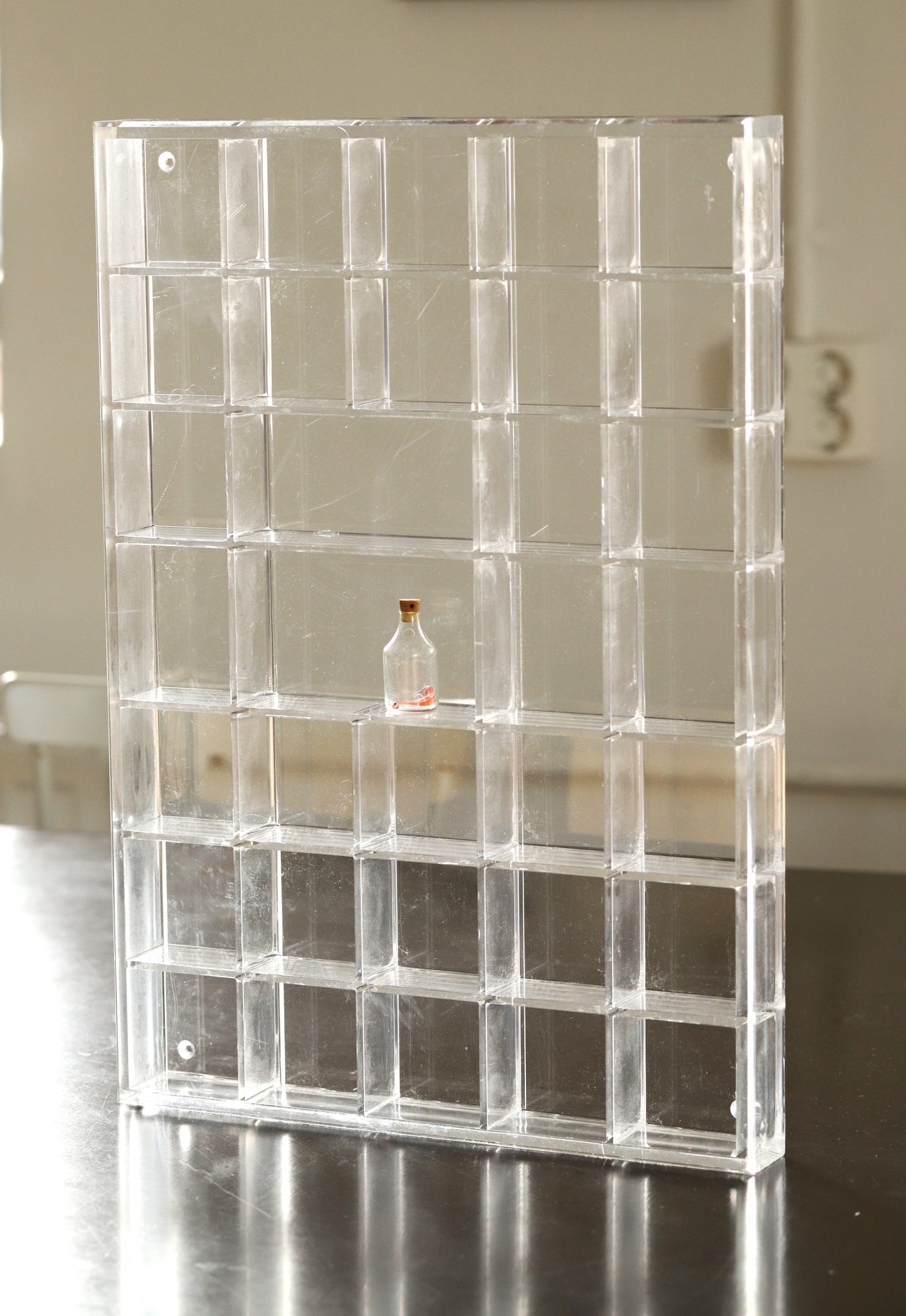 Läbipaistev riiul miniatuuridele