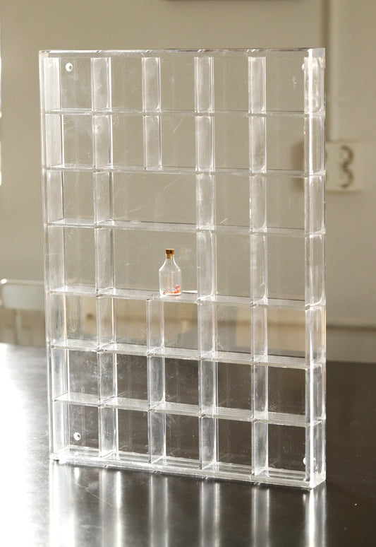 Läbipaistev riiul miniatuuridele